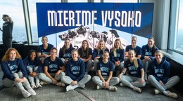 Ženský basketbalový tím počas tlačovej konferencie ku kampani Mierime vysoko.