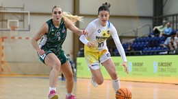 Vpravo hráčka Piešťan Alexandra Buknová a hráčka Šamorína Vira Hrymaliuková počas zápasu 1. kola nadstavbovej časti