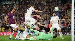 Hráč Leeds United Dominic Calvert-Lewin (druhý zľava) prekonáva Martina Dúbravku.
