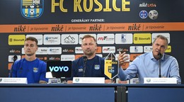 Na snímke sprava športový riaditeľ futbalového klubu FC Košice Terry Westley, tréner klubu Peter Černák a zástupca kapitána Dominik Kružliak.
