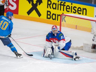 Útočník Nikita Michailis premieňa samostatný nájazd v zápase Slovensko - Kazachstan na MS v hokeji 2023.
