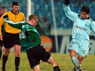 Lukáš Hartig (vľavo) a Diego v zápase Artmedia Bratislava - FC Porto v skupine H Ligy majstrov 2005/2006.