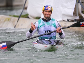 Slovenský vodný slalomár Jakub Grigar v cieli finálovej jazdy počas pretekov v kategórii K1 na majstrovstvách Európy vo vodnom slalome.