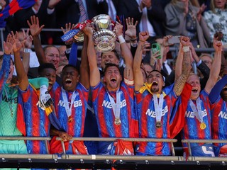 Crystal Palace oslavuje zisk FA Cupu.