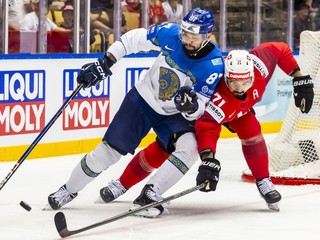 Adil Beketayev (vľavo) a Jonas Siegenthaler v zápase Kazachstan - Švajčiarsko na MS v hokeji 2025.