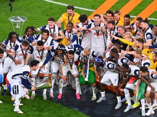 Futbalisti Tottenhamu oslavujú zisk trofeje v Európskej lige.