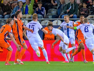Fínski futbalisti sa tešia po strelenom góle v zápase Fínsko - Holandsko v skupine D na EURO U21 2025.