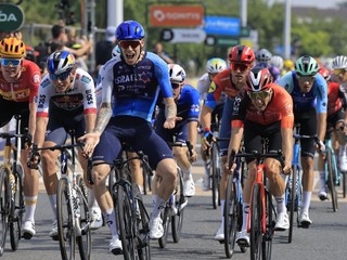 Jake Stewart z Israel - Premier Tech sa teší po víťazstve v 5. etape na Critérium du Dauphiné 2025.