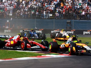 Lando Norris (vpredu)  a Lewis Hamilton počas štartu Veľkej ceny Mexika 2025. 