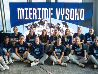 Ženský basketbalový tím počas tlačovej konferencie ku kampani Mierime vysoko.