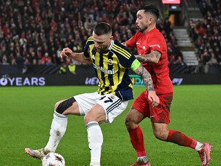 Slovenský futbalista Milan Škriniar (vľavo) z Fenerbahce Istanbul.