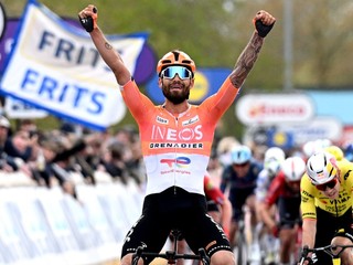 Filippo Ganna vyhral klasiku Dwars door Vlaanderen 2026