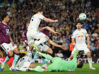 Hráč Leeds United Dominic Calvert-Lewin (druhý zľava) prekonáva Martina Dúbravku.