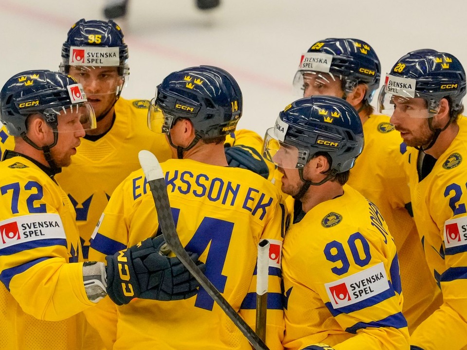 Hokejisti Švédska sa tešia z gólu na MS v Ostrave 2024. 