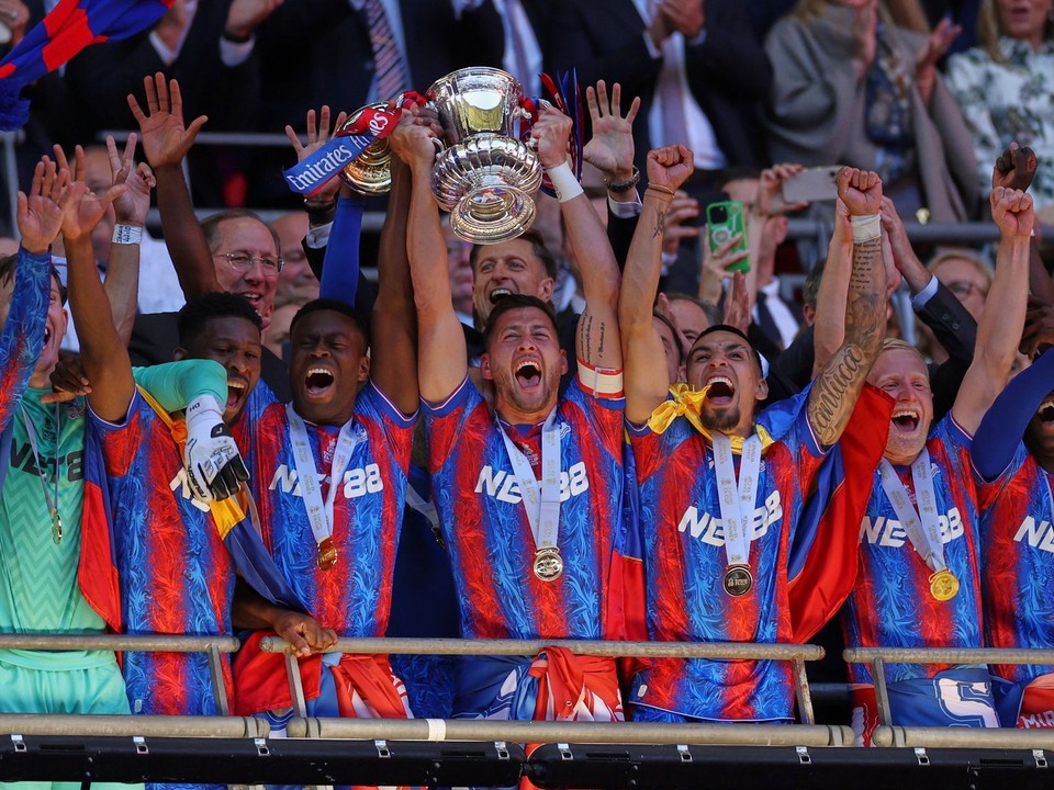 Crystal Palace oslavuje zisk FA Cupu. 