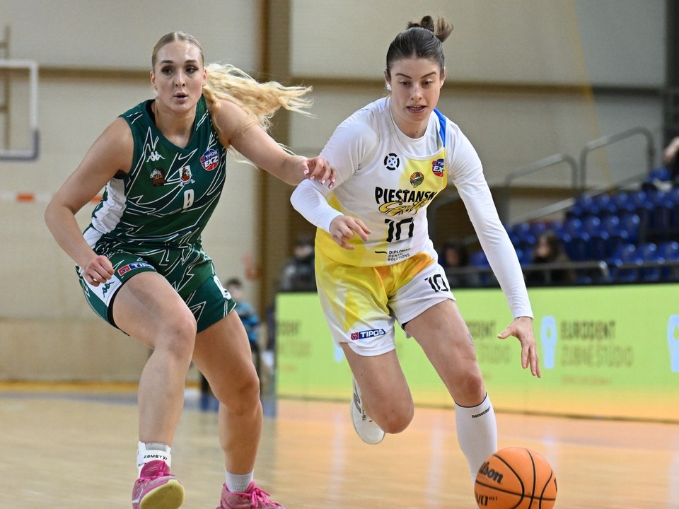 Vpravo hráčka Piešťan Alexandra Buknová a hráčka Šamorína Vira Hrymaliuková počas zápasu 1. kola nadstavbovej časti