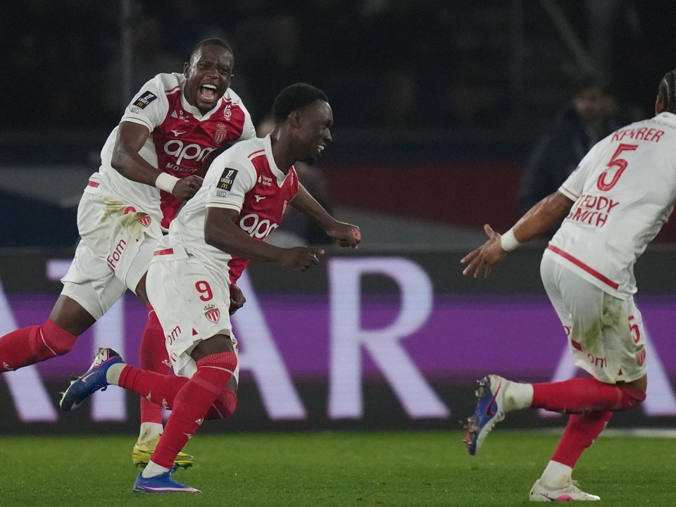 Hráči Monaca oslavujú gól