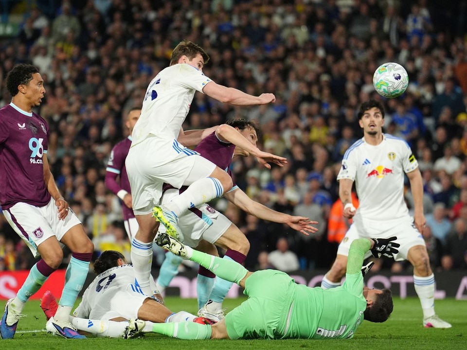Hráč Leeds United Dominic Calvert-Lewin (druhý zľava) prekonáva Martina Dúbravku.