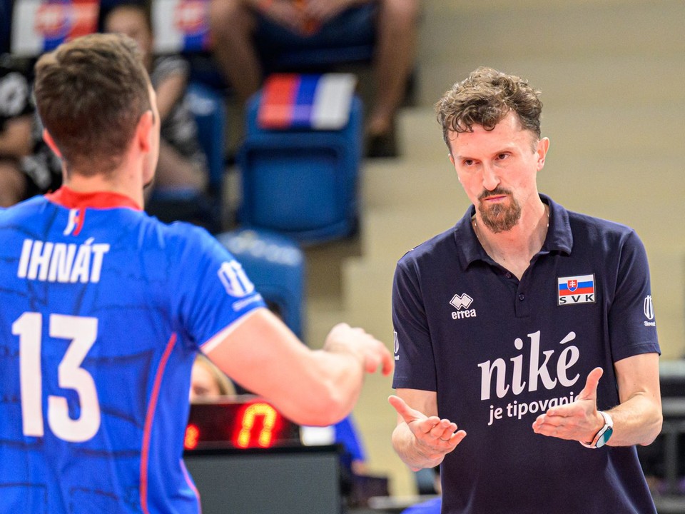 Na snímke zľava Jakub Ihnát (Slovensko) a hlavný tréner Slovenska Michal Masný.
