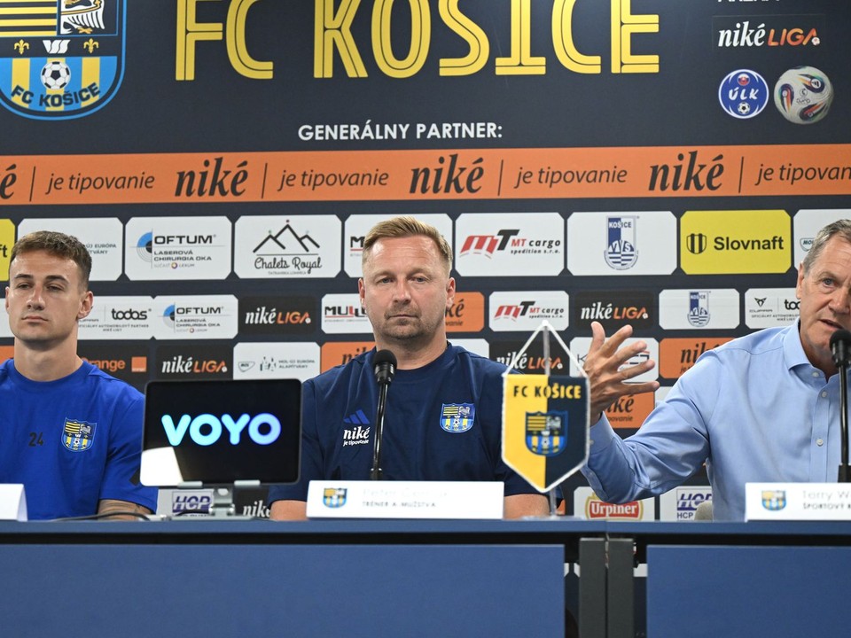 Na snímke sprava športový riaditeľ futbalového klubu FC Košice Terry Westley, tréner klubu Peter Černák a zástupca kapitána Dominik Kružliak.