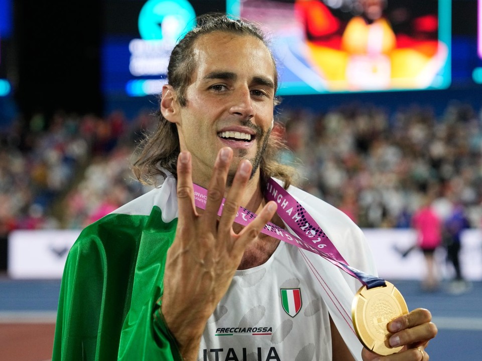 Gianmarco Tamberi oslavuje zisk zlatej medaily na ME v atletike 2026.