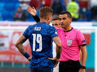 Rozhodca Ovidiu Hategan v zápase Slovenska na EURO 2020.