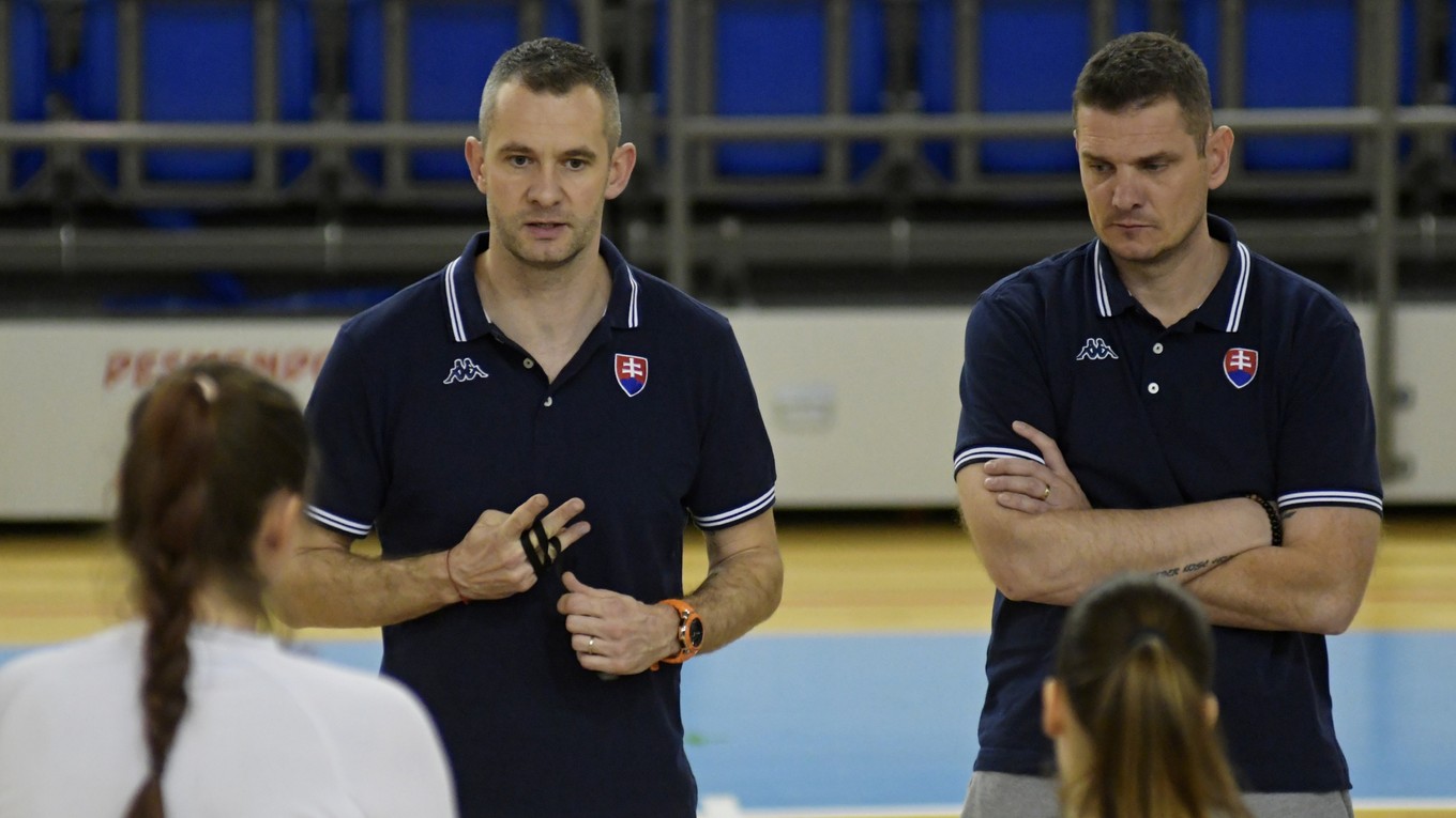 Tréner slovenskej ženskej basketbalovej reprezentácie Juraj Suja (vľavo) a jeho asistent Peter Jankovič počas tréningu ženskej basketbalovej reprezentácie Slovenska.