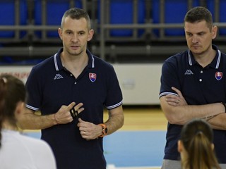 Tréner slovenskej ženskej basketbalovej reprezentácie Juraj Suja (vľavo) a jeho asistent Peter Jankovič počas tréningu ženskej basketbalovej reprezentácie Slovenska.
