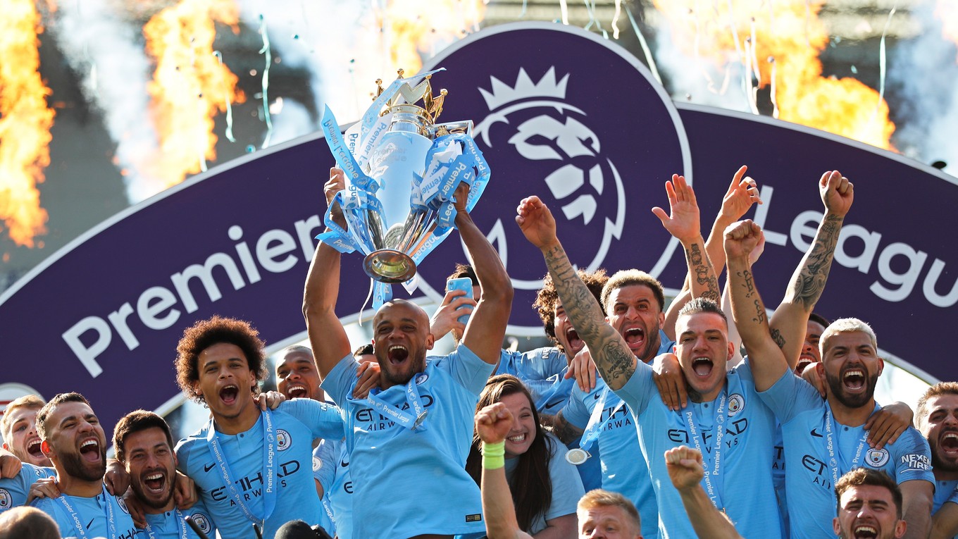 Futbalisti Manchestru City oslavujú titul v Premier League 2018/2019.