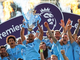 Futbalisti Manchestru City oslavujú titul v Premier League 2018/2019.