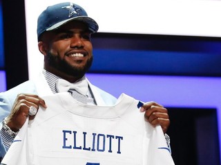 Ezekiel Elliott pri drafte NFL.