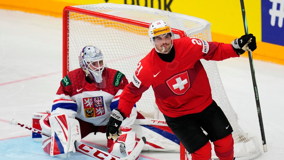 Kevin Fiala sa teší po strelenom góle v zápase Švajčiarsko - Česko v skupine A na MS v hokeji 2024.