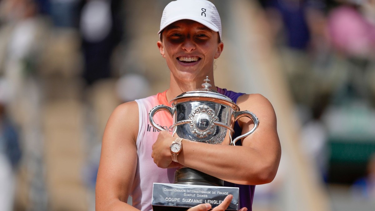 Poľská tenistka Iga Swiateková s trofejou pre víťazku Roland Garros 2024.