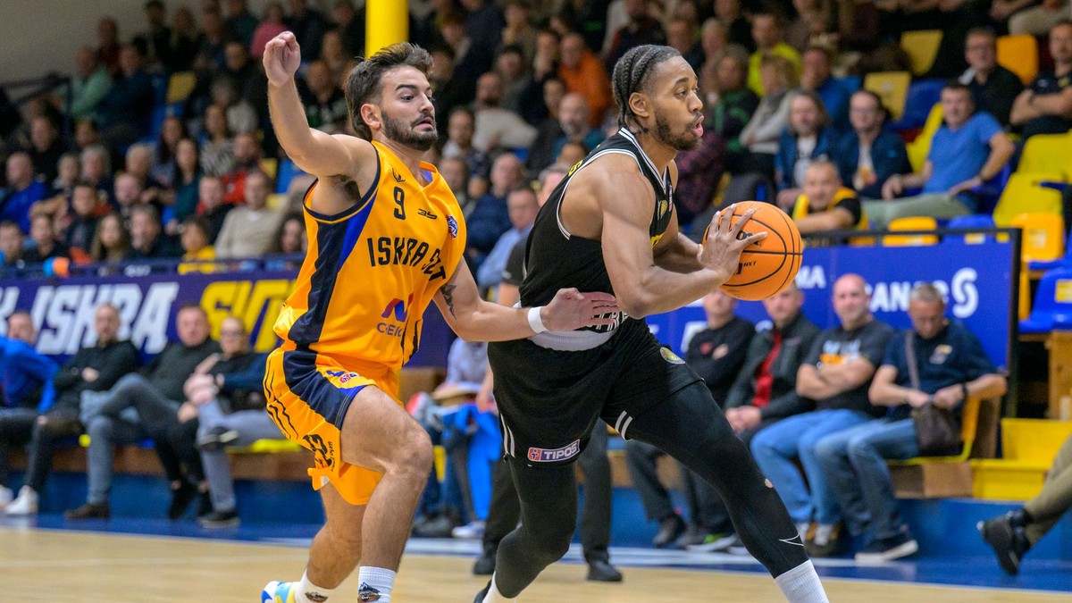 Seth Michael Swalve (Svit) a Isaiah De Vonte Cousins (Inter Bratislava) počas zápasu 7. kola Tipos basketbalovej ligy mužov Iskra Svit - Inter Bratislava.