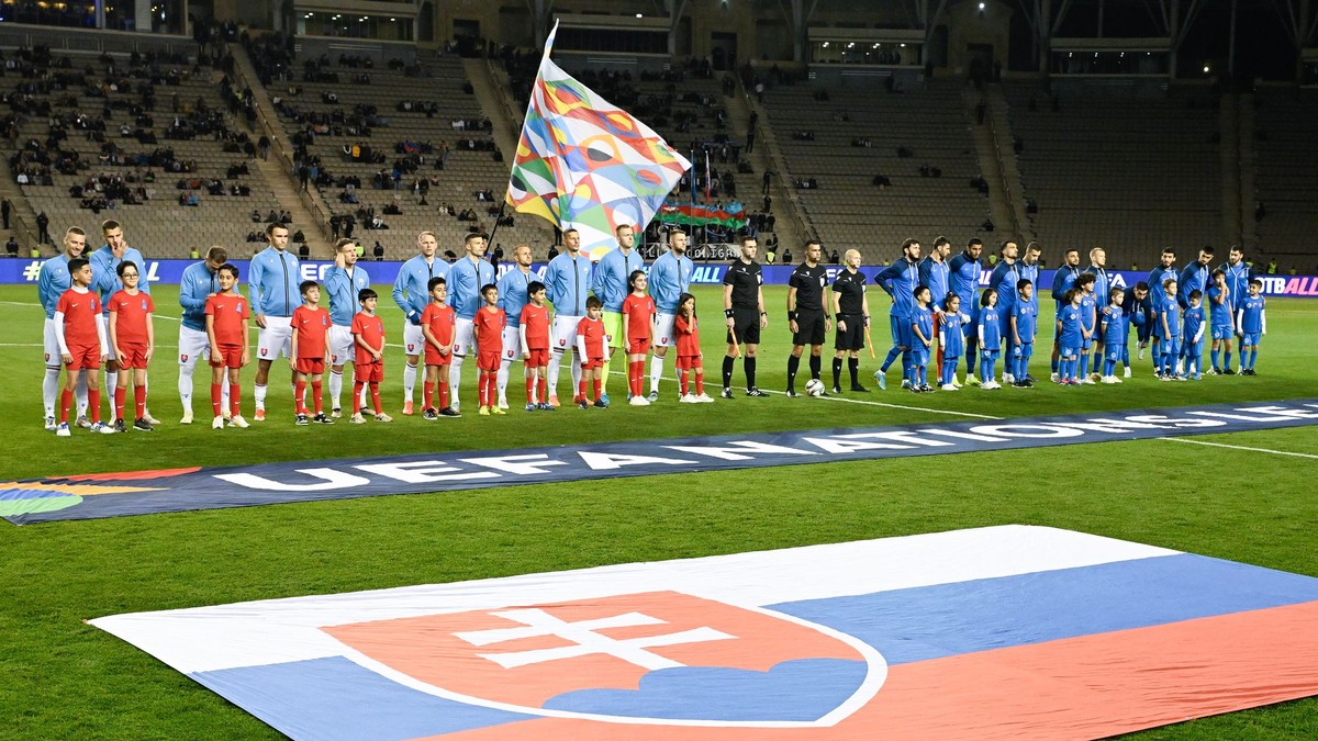 Nástup futbalistov pred zápasom Azerbajdžan - Slovensko v skupine 1 C-divízie Ligy národov.