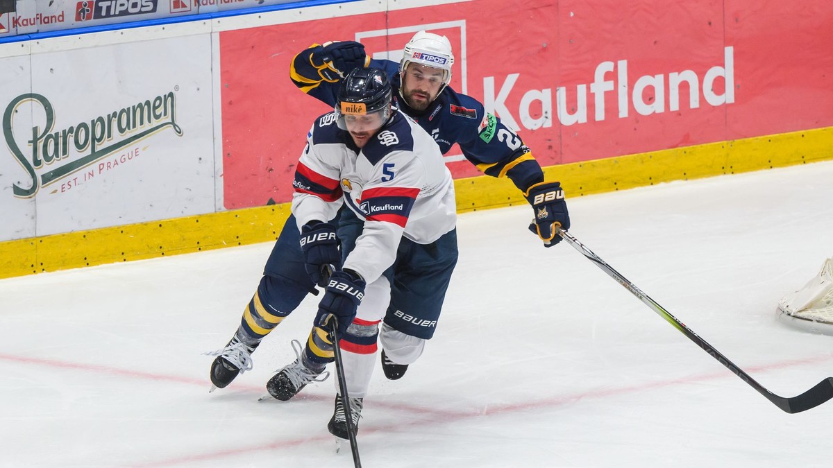 Patrik Bačík (vpredu) a Patrik Števuliak v zápase  Slovan Bratislava - Spišská Nová Ves.