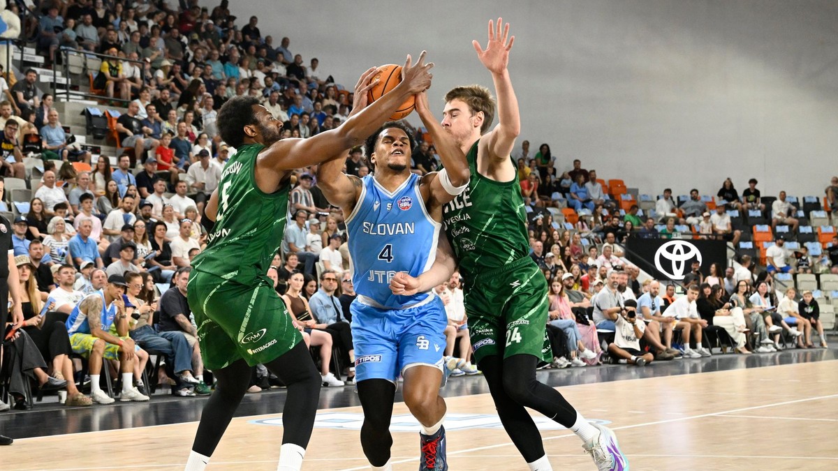 Shamiel Shaw Stevenson (Slovan), vľavo Keith andre Wesson JR a vpravo Tanner Matthew Stuckman (obaja Levice) v štvrtom finálovom stretnutí play off Tipos SBL.