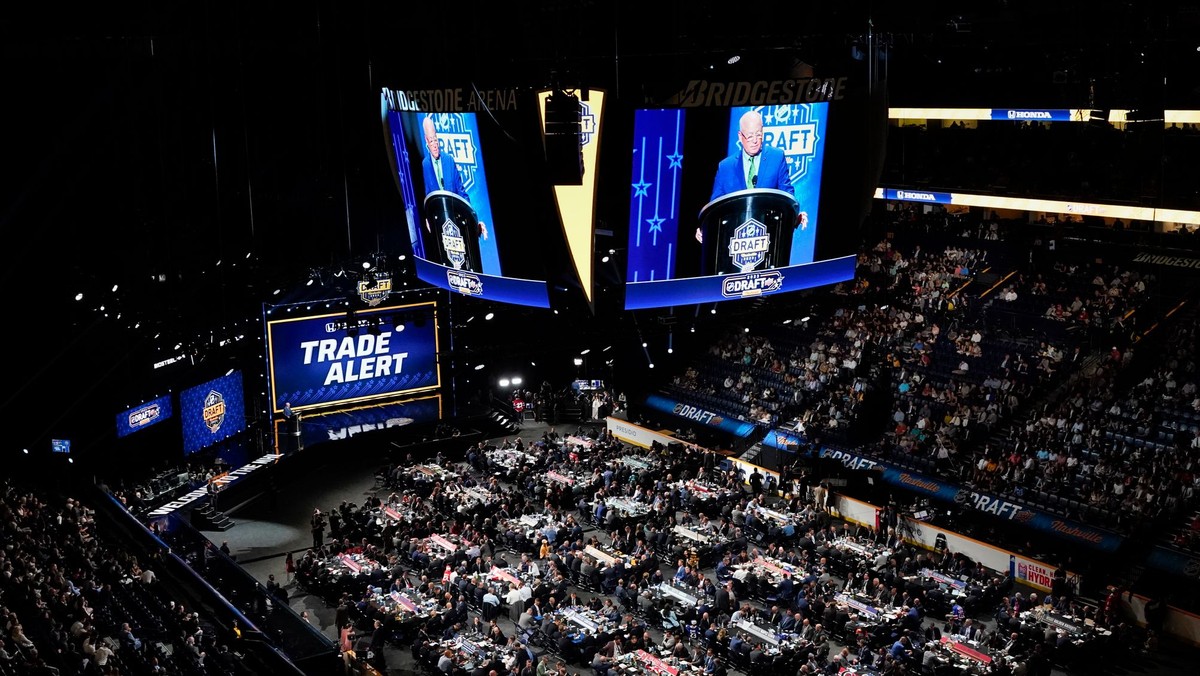 Momentka z draftu do NHL 2023.