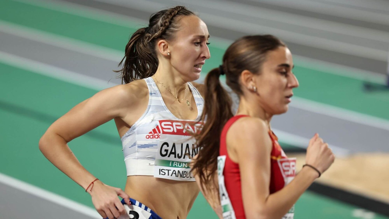 Gabriela Gajanová počas behu na 800 m na halových ME v atletike 2023.