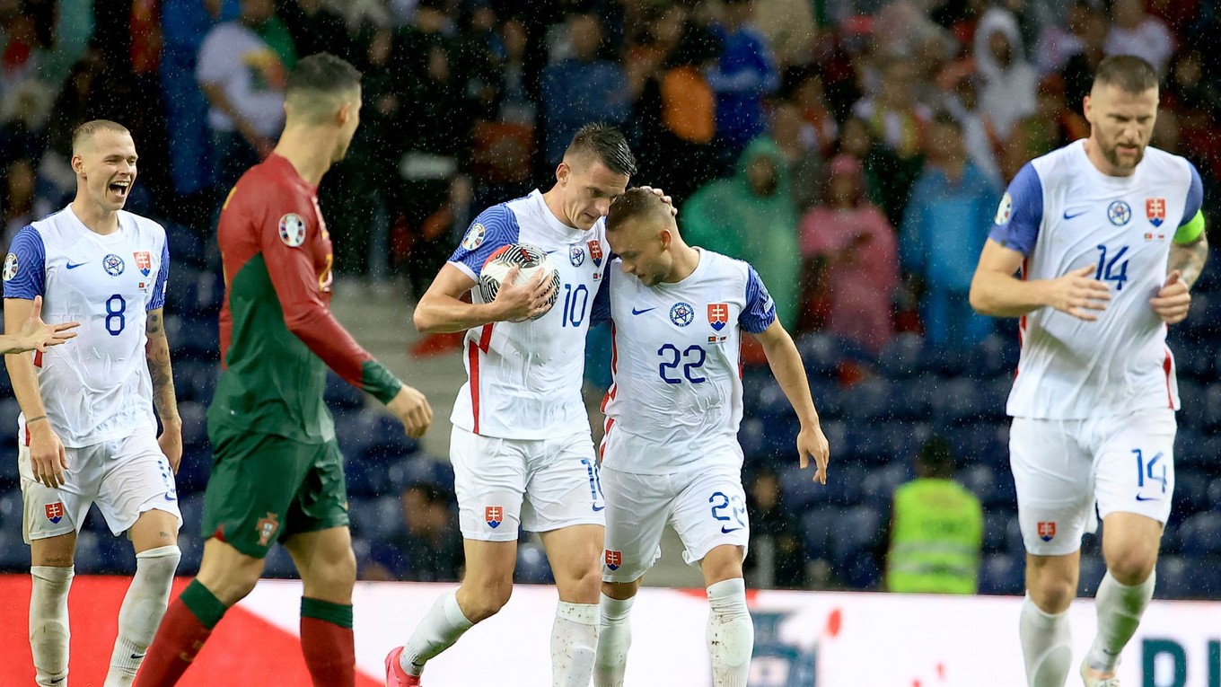 Slováci sa tešia z gólu v kvalifikačnom zápase na EURO 2024 Portugalsko - Slovensko.