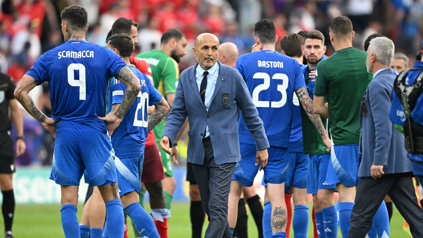 Luciano Spalletti a hráči Talianska po prehre v osemfinále EURO 2024