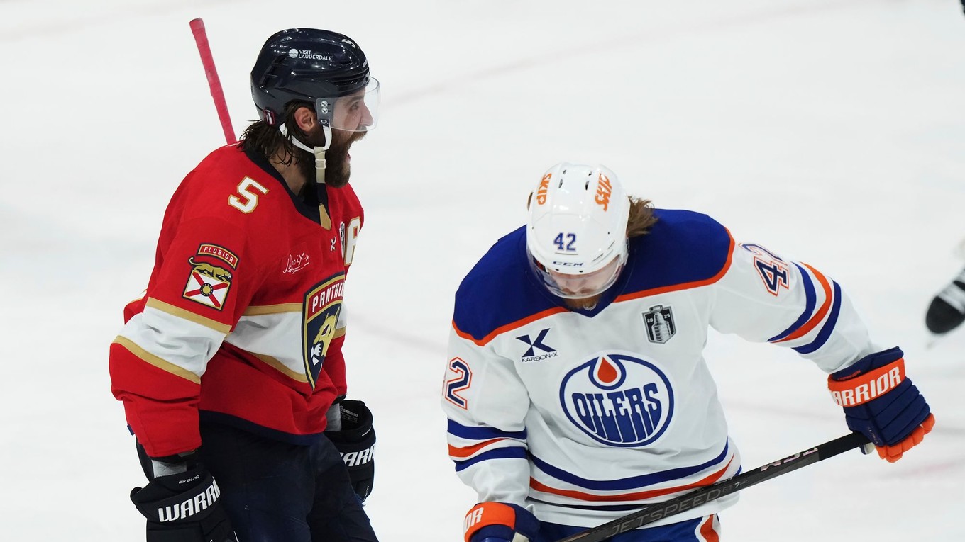 Aaron Ekblad a Kasperi Kapane.