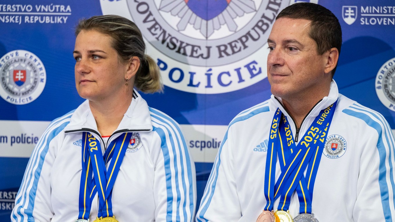 športoví strelci zľava Zuzana Rehák-Štefečeková a Erik Varga pózujú s medailami z ME 2025