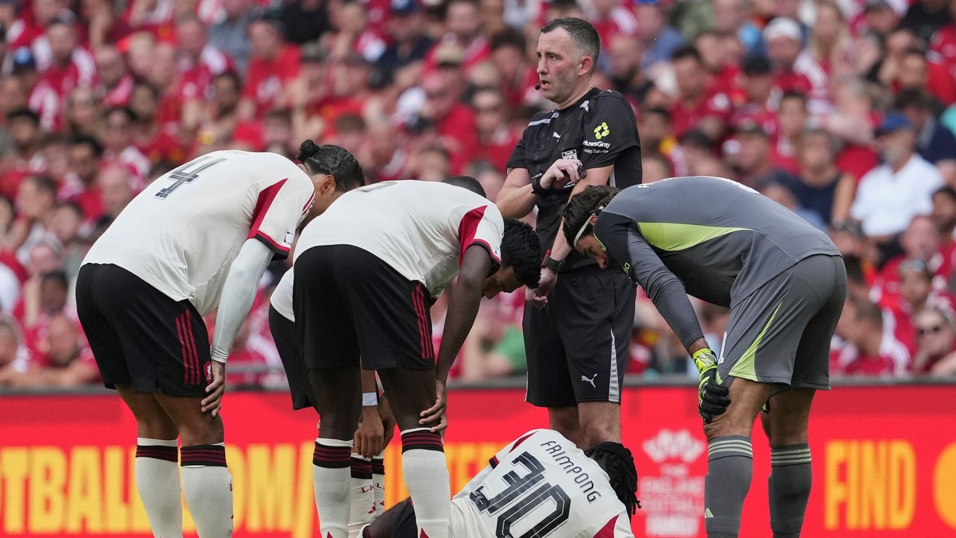Zranenie futbalistu Liverpoolu Jeremieho Frimponga v zápase o Community Shield. 