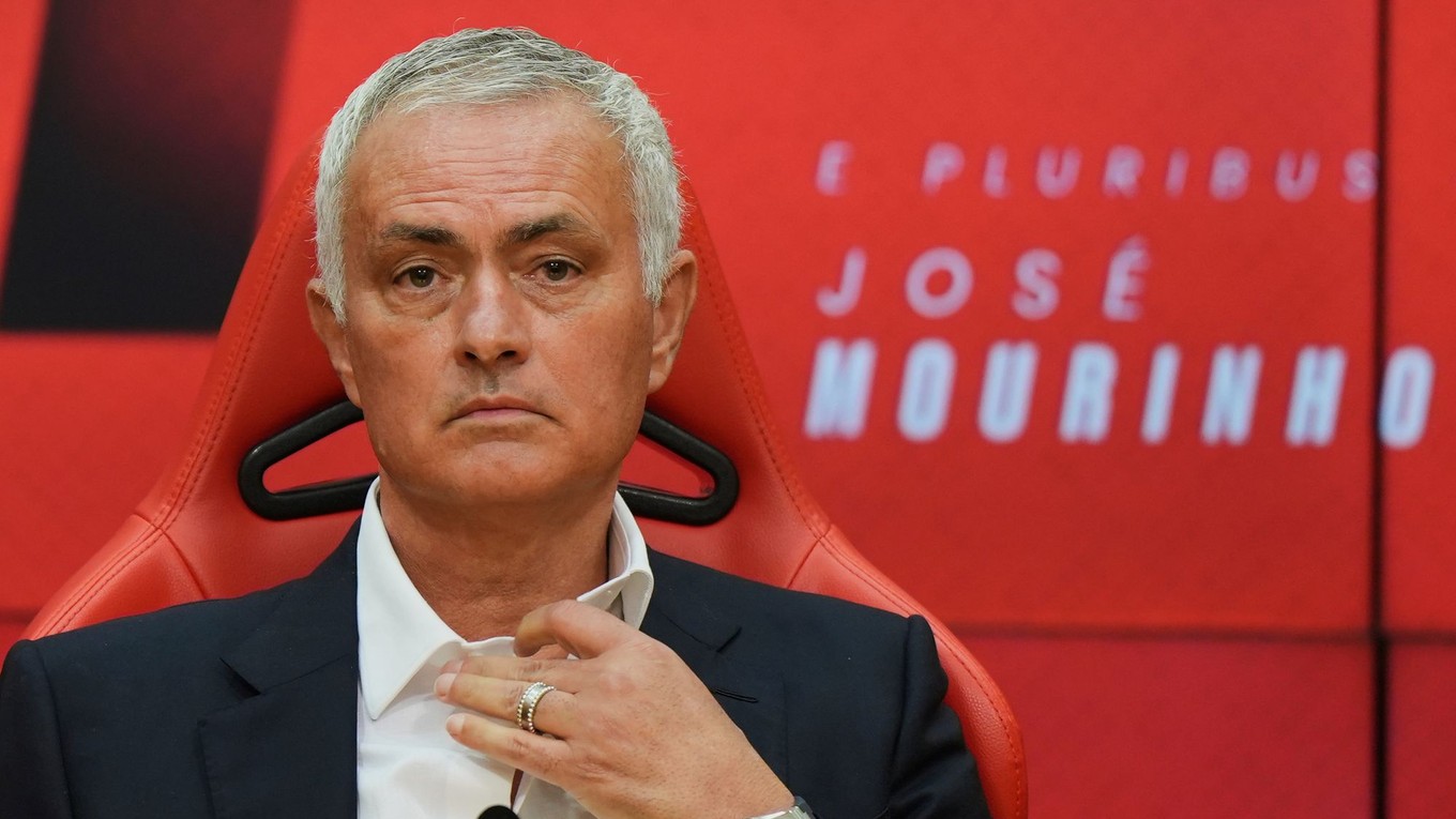 Jose Mourinho sa oficiálne stal novým koučom Benficy Lisabon. 