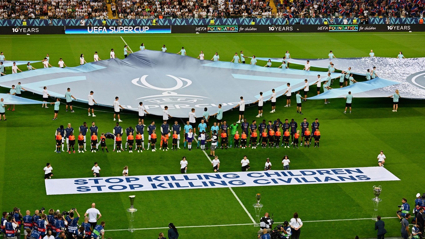 Transparent UEFA vyzývajúci na zastavenie zabíjania detí a civilistov.