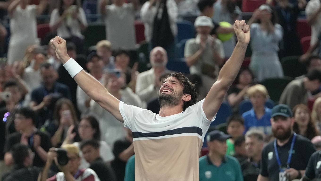 Valentin Vacherot oslavuje triumf na turnaji v Šanghaji.