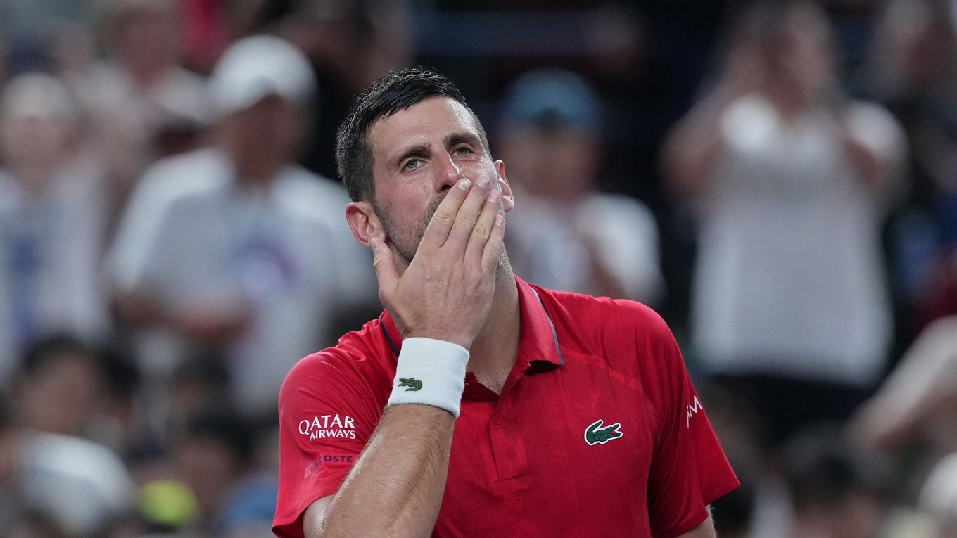 Novak Djokovič oslavuje víťazstvo nad Jaumem Munarom v osemfinále turnaja ATP v Šanghaji.