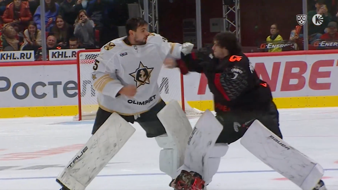 Slovenský brankár Adam Húska (vľavo) v pästnom súboji s Andreiom Mishurovom.