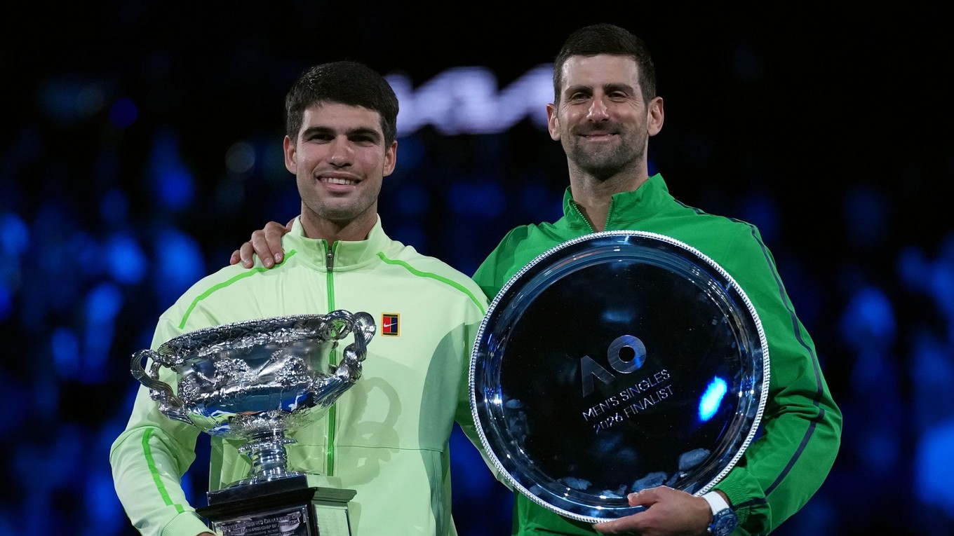 Carlos Alcaraz a Novak Djokovič s trofejami po finále Australian Open 2026.